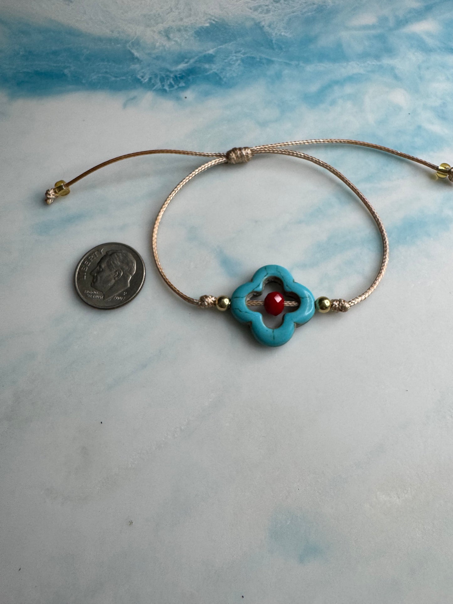 Pulsera Trebol en turquesa - hilo crema