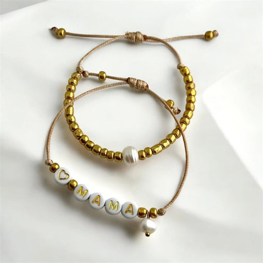 MAMA - Dúo de pulseras en hilo hecha a mano color dorado con la palabra MAMÁ, perlas de agua dulce y mostacillas.